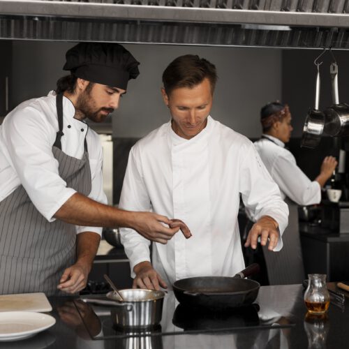 Professionelles Küchenteam bei der Arbeit